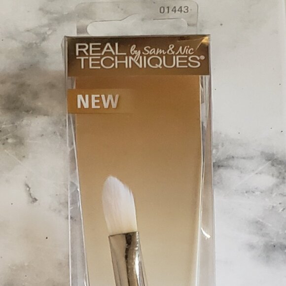 Real Techniques Bold Metals Collection Concealer brush makeup - Picture 1 of 6